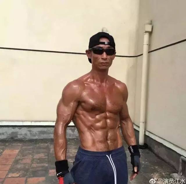 是一位 肌肉线条相当刚猛的中国男演员——江水