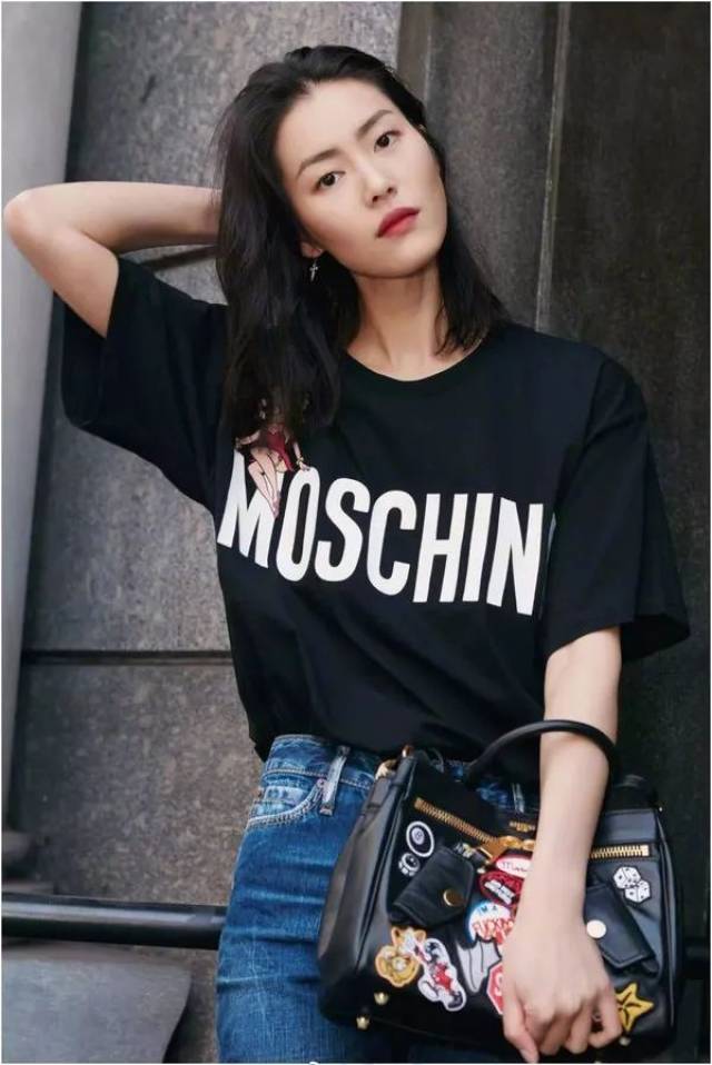 上图的林允儿穿的是valentino的vtn t恤,下图刘雯穿的是moschino的t恤