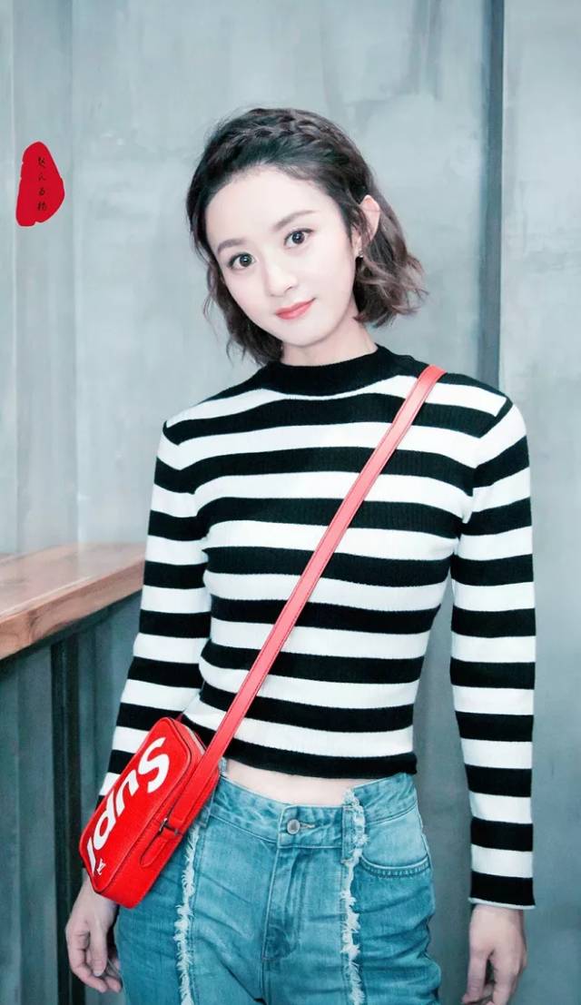 赵丽颖真的好瘦,穿t恤配牛仔裤,把t恤扎进裤腰,非常时髦!