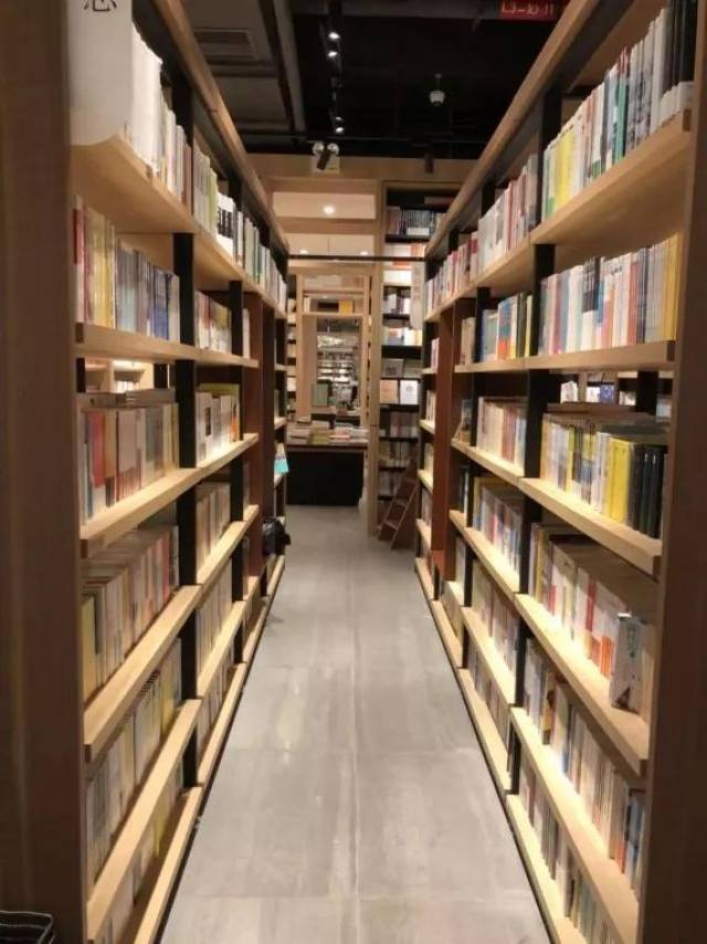 好书店怎么设计?让这家不墨守成规的书店给你