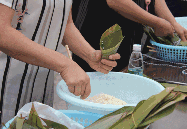 赛龙舟,摸鱼,包粽子…今天,宜宾这个地方热闹惨了!明天更精彩