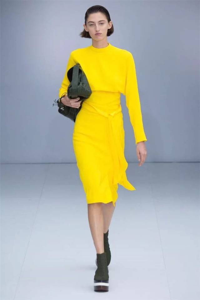 最in黄色连衣裙配色上要着重选择深色调.