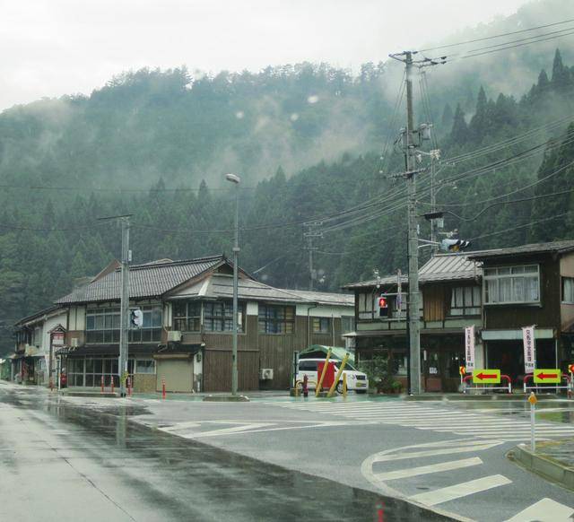 建筑物错落有致,像一道风景,更有国内古城小镇的画风,街道干净整洁.