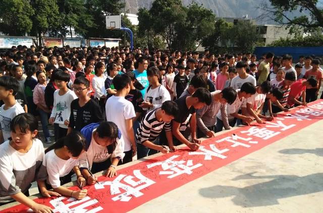 6月7日,永善县大兴中学举行了"珍爱生命,预防溺水"安全教育活动,师生