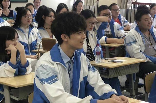 吴磊身穿校服返校,帅气程度远超易烊千玺?