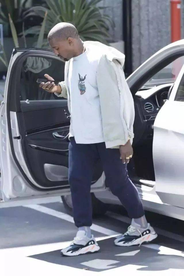 今年很多品牌也更新了老爹鞋,比如: gucci 的logo蛮夸张的,但是今年小