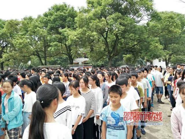 城步西岩镇中学注重师生生命安全举行紧急疏散演练