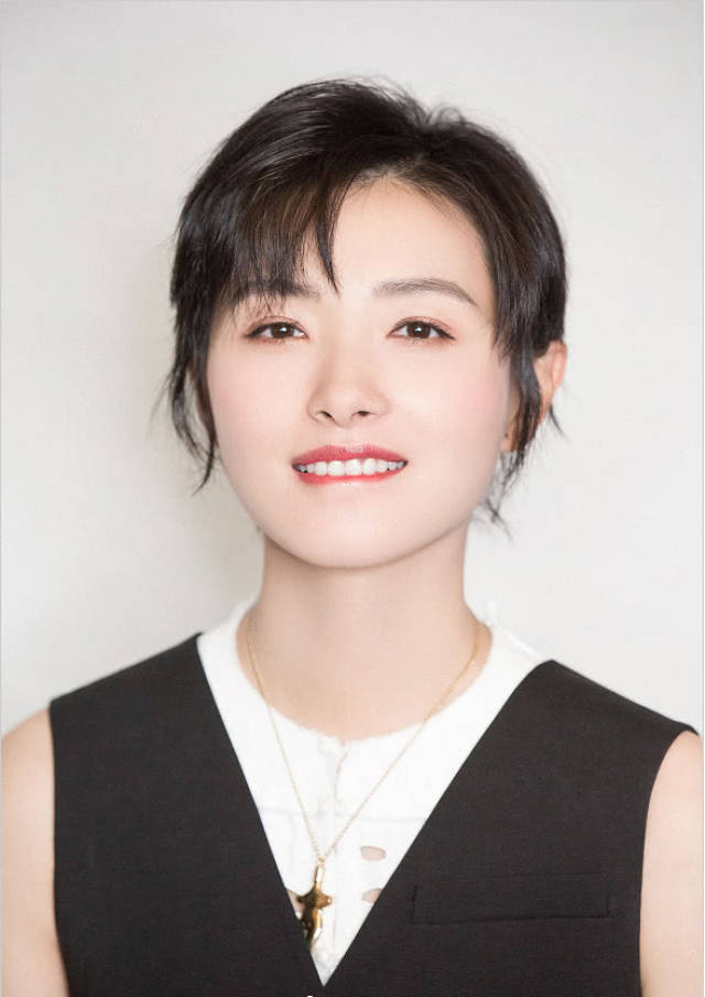 万茜穿一身斗篷现身活动,咬嘴唇的动作太撩人,这双马靴实力抢镜