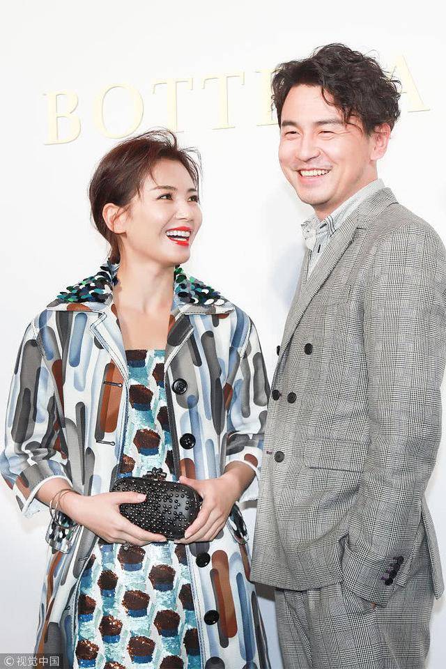 刘涛风衣外套配红唇妆容摩登十足 与雷佳音同框居然满满cp感