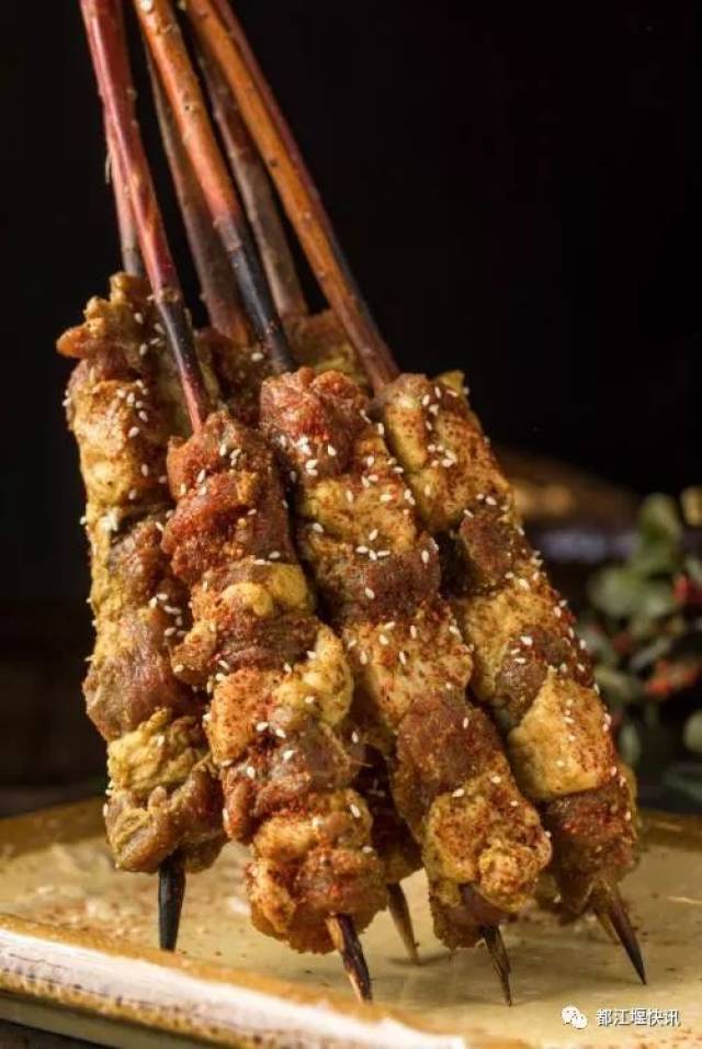 还有正宗的红柳羊肉串