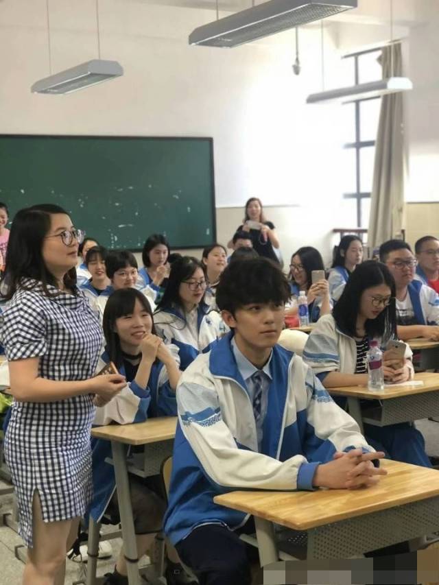 典礼前夕,吴磊在班级被老师同学邀请上讲台抒发毕业感想