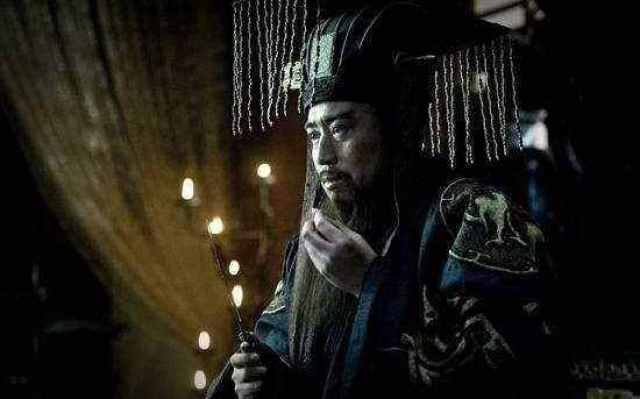 中国古代大多数龙袍是黄色,为何秦始皇和汉武帝的龙袍却是黑色的?