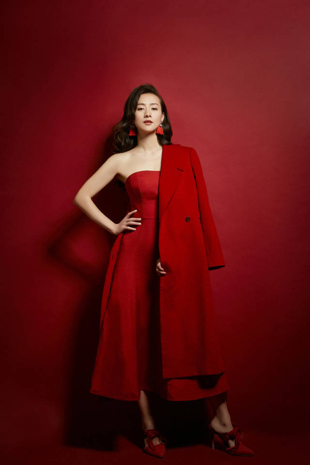 王靖云化身红衣女郎展性感锁骨 风情万种尽显熟女风