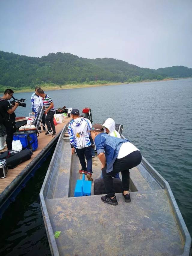 游钓麻城水库