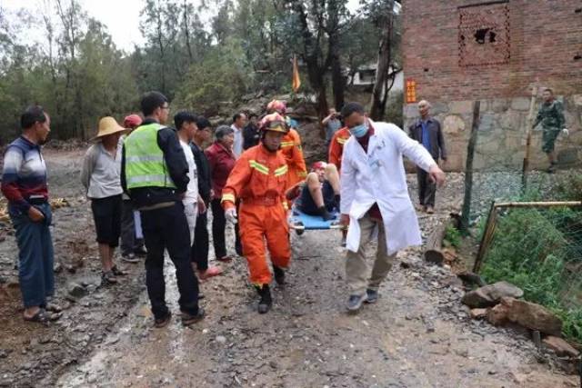 直击鸡足山镇三家村车祸救援现场 6月10日15时05分,大理宾川县鸡足山