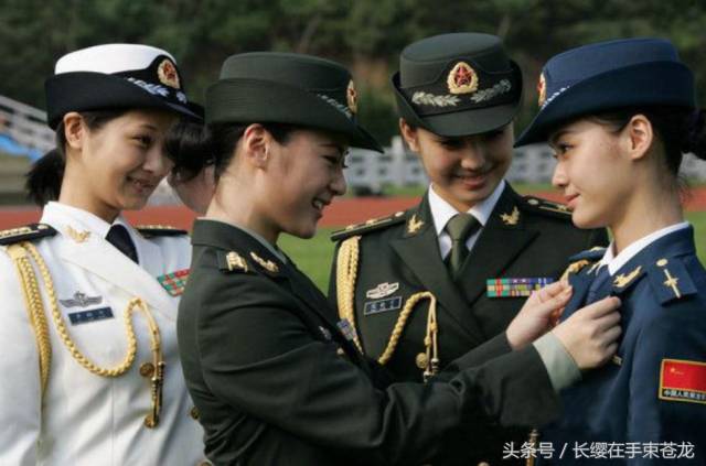 中国女兵完美地展现了中国女兵的气质