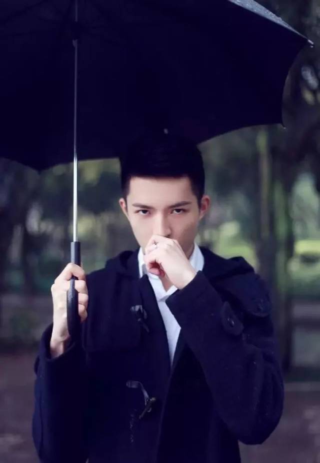 其实,夏天打伞的男生也很帅