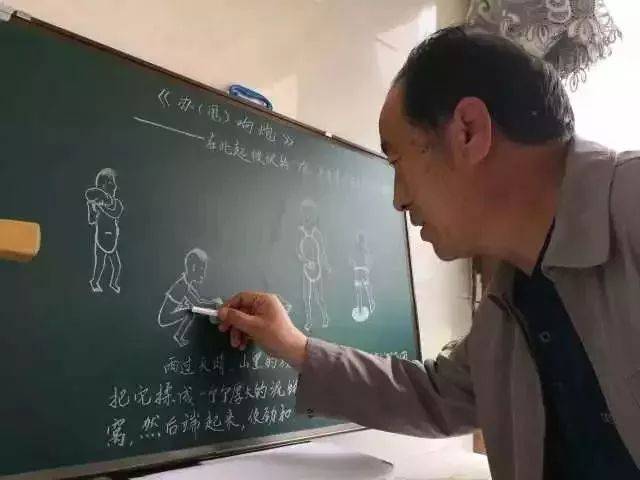 他用5000多幅粉笔画,为学生画出了整个世界!