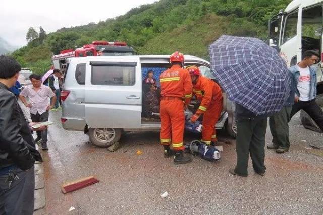 大理消防急救车祸事故被困者