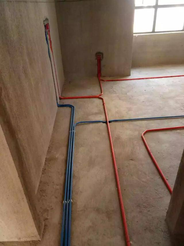 冷热水管铺设横平竖直,水管布管分开并保持一定的距离,水管铺设在电线