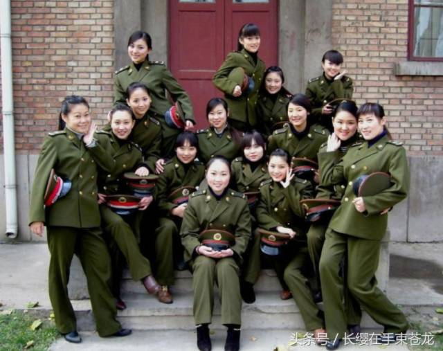 中国女兵完美地展现了中国女兵的气质