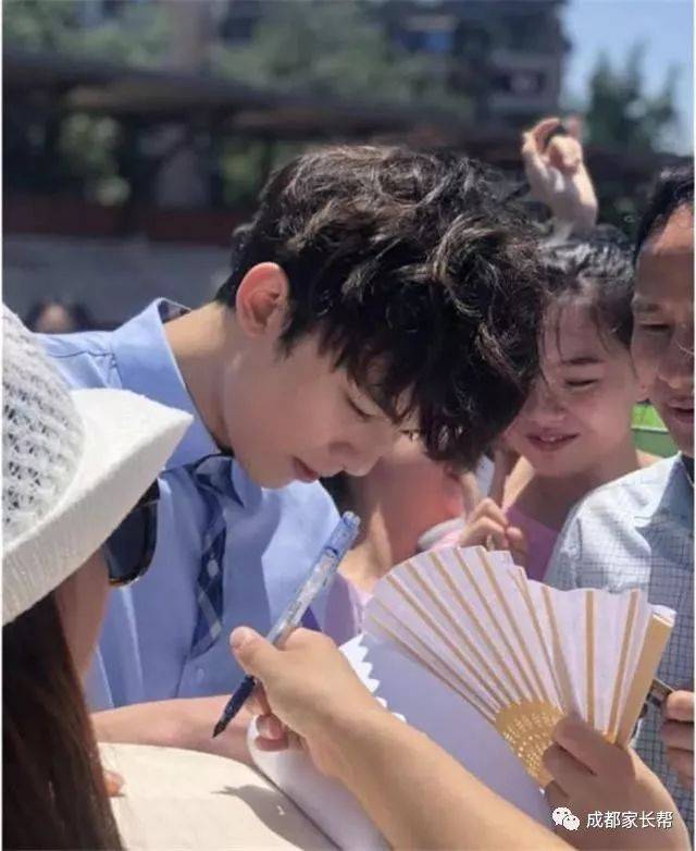吴磊回列五中学参加高考 曾被校长藏办公室复习一个月
