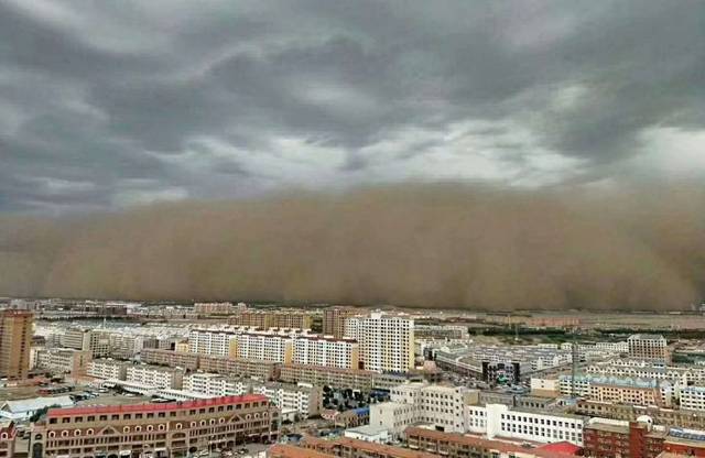 看看内蒙古沙尘暴是什么样子的,太震撼!场景犹如灾难大片.