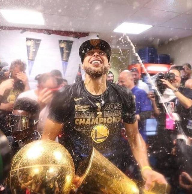 nba勇士队4年3夺冠,喷香槟花300万元,球迷怒:就知道钱和女人!