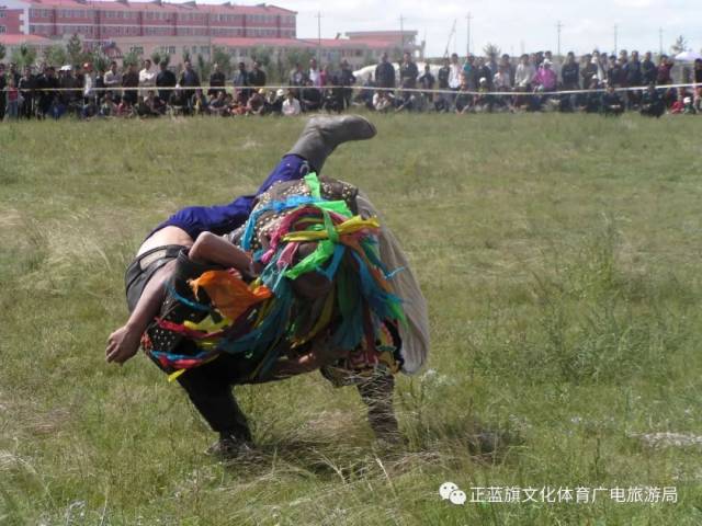 察哈尔搏克是我国北方游牧民族体育运动之一.它是蒙古族形象的标志.