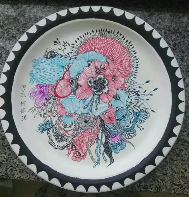 瞧,盘子上作画,各类花卉,各种颜色,不同的事物组合出不同效果.