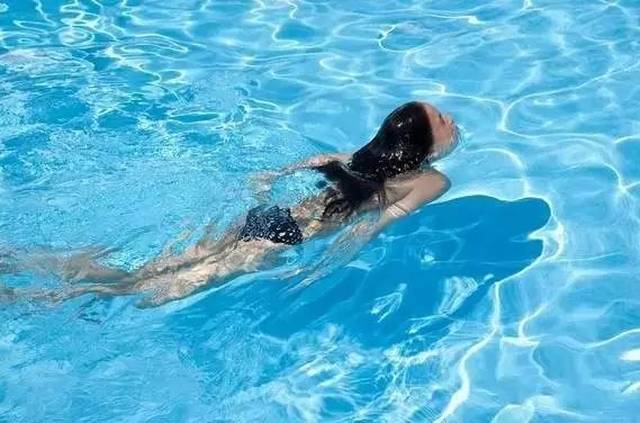 女性学蛙泳,体力跟不上,怎么办?