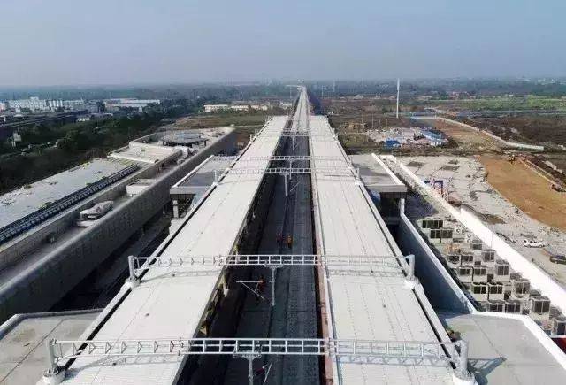 成蒲铁路崇州车站——目前崇州站主体框架结构已经成型,但站前广场和