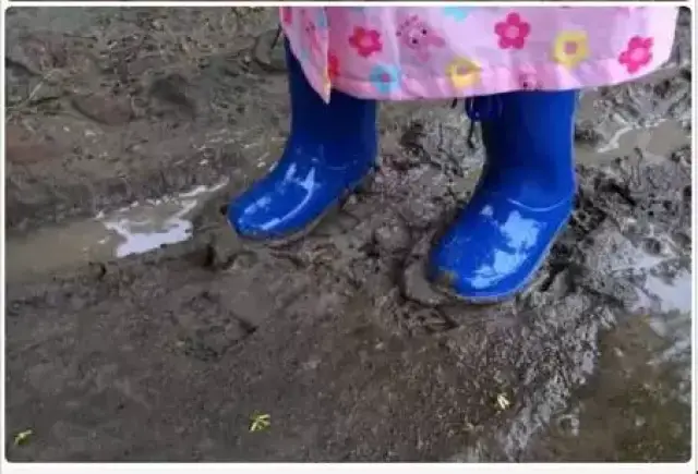 ". 回家后自己在淋浴头下把雨靴