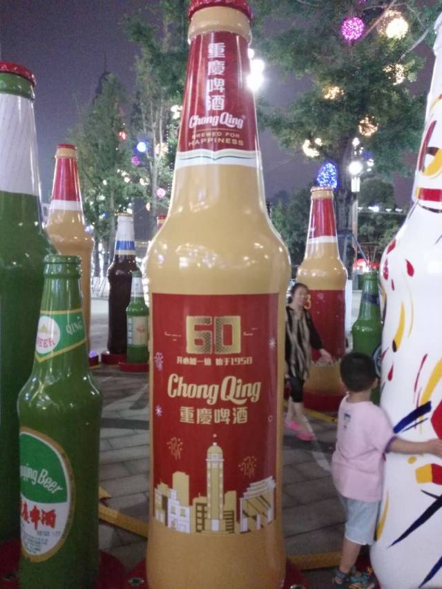 我去看的时候是晚上,有很多父母带着小孩来这里玩耍,照相,发朋友圈.