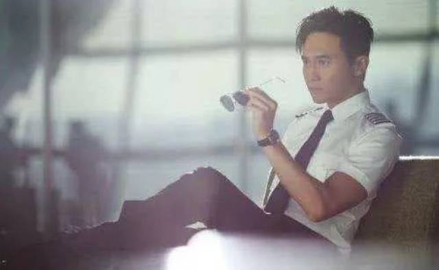 穿机长制服的十大男星,胡歌帅气!最后一位无人超越.