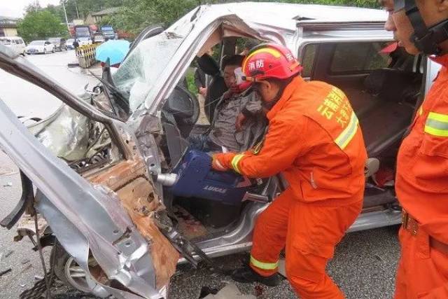 大理消防急救车祸事故被困者