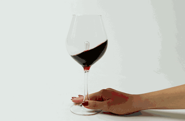 2 习惯了喝葡萄酒之前要摇晃手中红酒杯的动作,很多人在平时喝水的