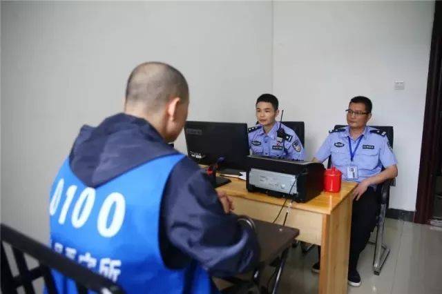 下面让我们一起近距离感受下 长沙县公安局看守所管教民警石念一天的