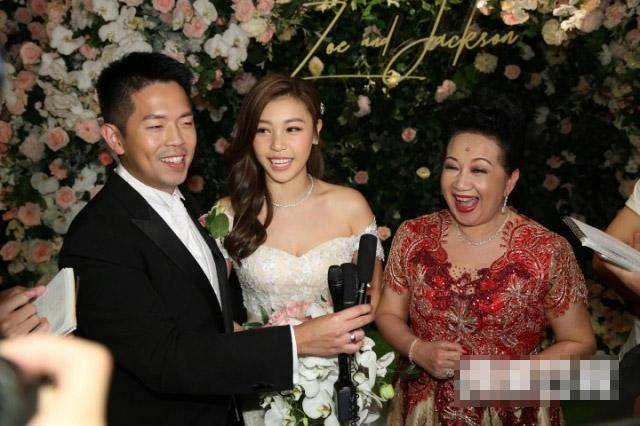 最高兴的就是薛家燕,她独自抚养三个子女不容易,看到儿子与儿媳妇签字