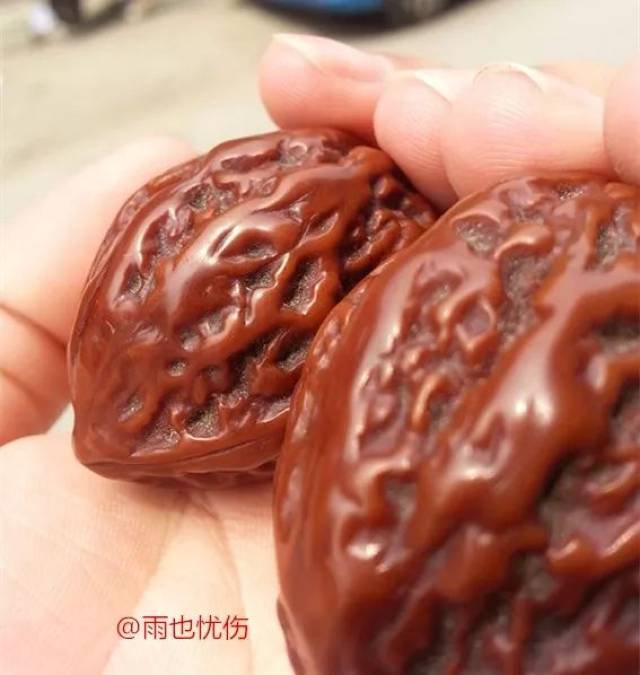 有人质疑是武盘出来的 但是细看纹路,这对秋子是玩家精心文盘的,包浆