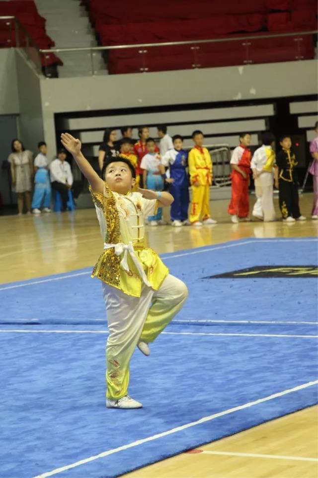 耍刀…… 每个学校的小学生 马步稳扎稳打 出拳又直又有力 一套拳法