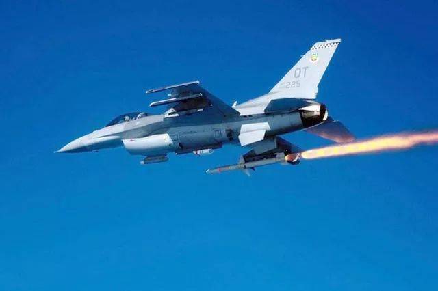 f-16战机发射"哈姆"反辐射导弹