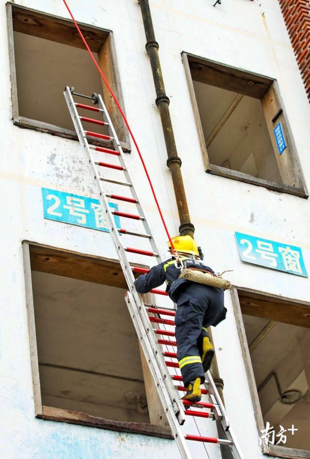 气势磅礴!消防兵哥哥体能比武,灭火救人紧急出动