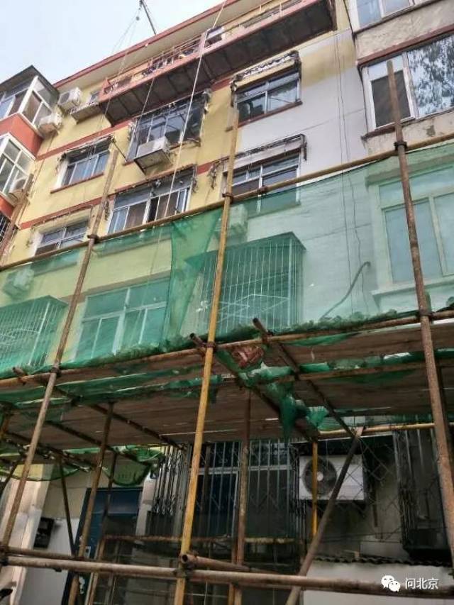 灵通观10号楼楼体外搭建的架子/张钰摄