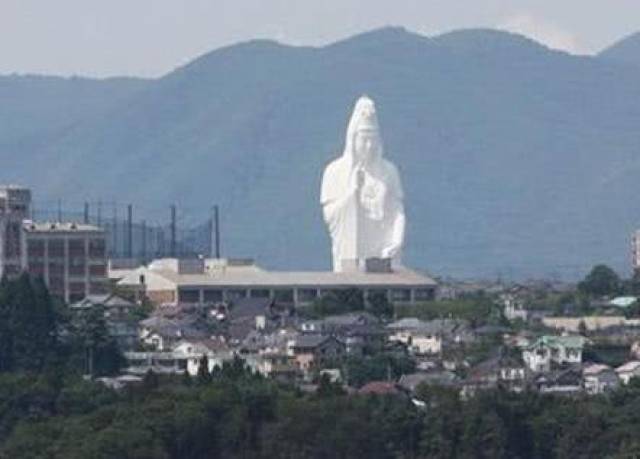 日本"观音像"出现在半空中?引来游客围观拍手叫好!网友:神奇!