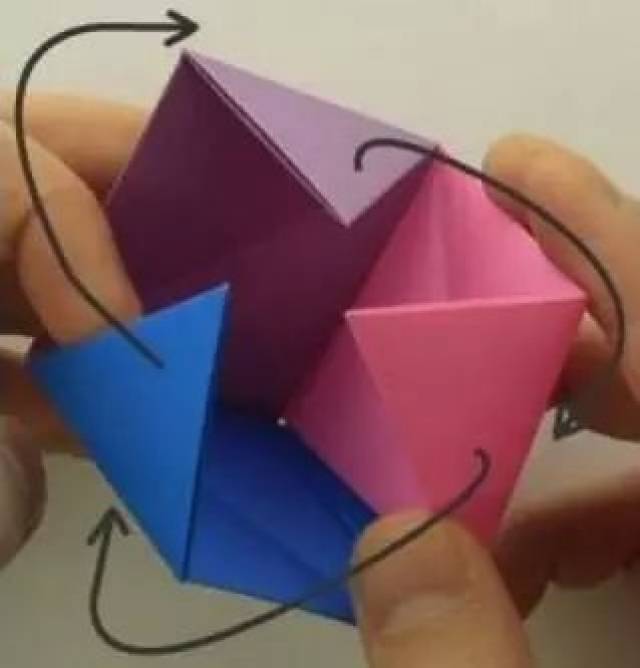 今天芒果果给大家分享的是 端午节手工——三色粽子折纸 做法和材料