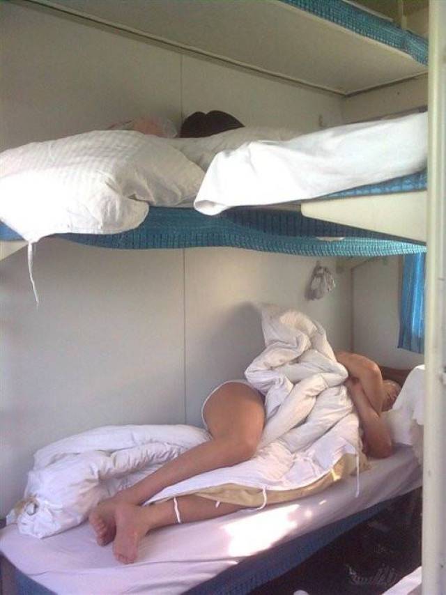 你还敢在火车卧铺上"裸睡"吗?小伙裸睡下一秒就后悔了!