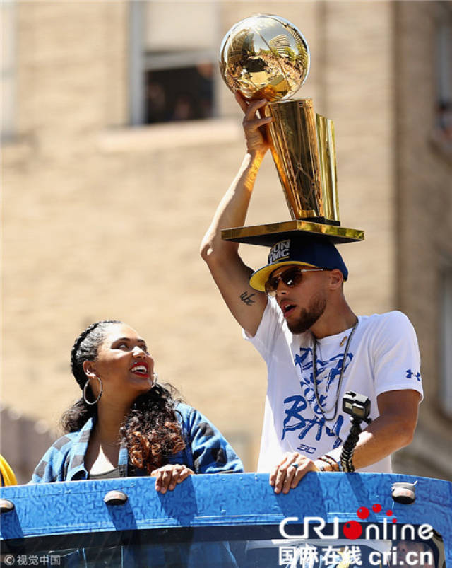 2018年6月12日,美国,17/18nba总决赛,金州勇士举行夺冠游行,库里头顶