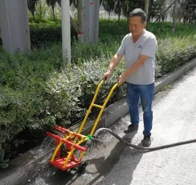 勤动手— —冶金渣公司(绿化公司)发明道路侧石清洗工具小记