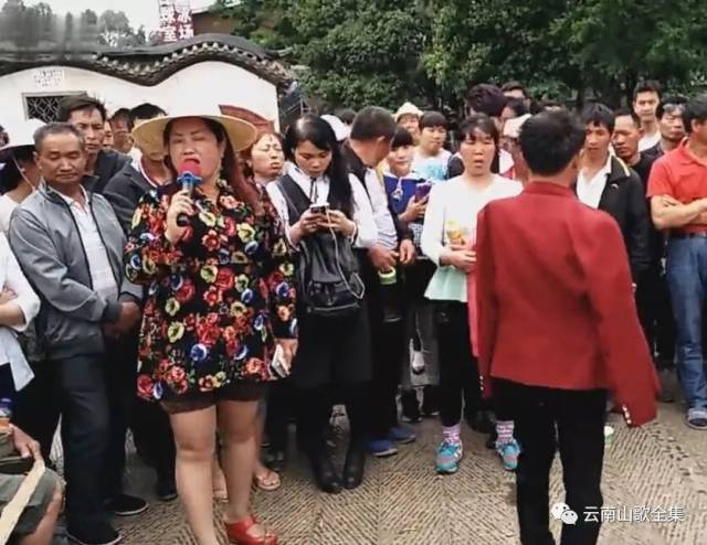 云南山歌生存现状:山歌手街头唱啄歌卖碟,张黎也是这么一路唱过来的!